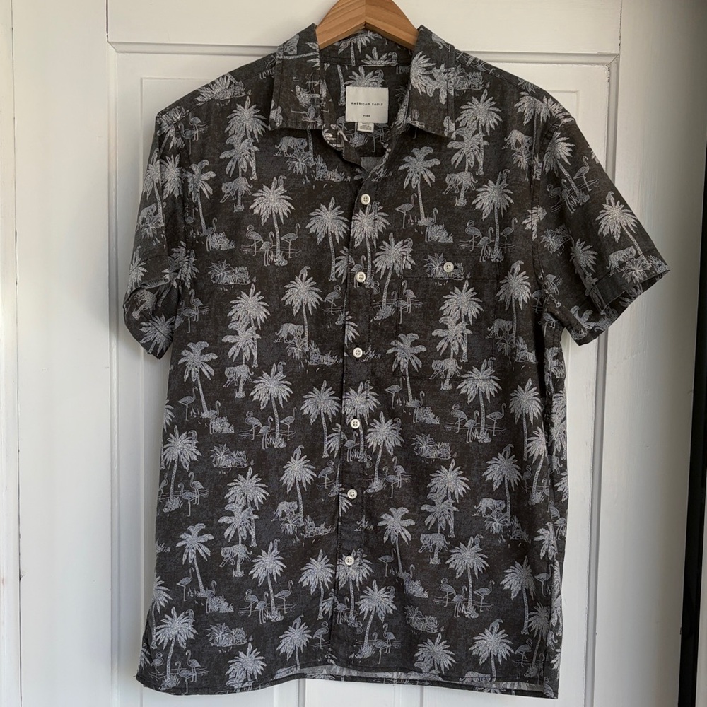 American Eagle Short-Sleeve Palm Print Shirt in Charcoal Gray - Men’s Size M